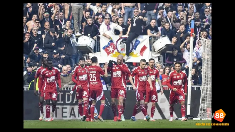 Cầu thủ Angers với bóng trước sự phản công của Brest Cầu thủ Angers với bóng trước sự phản công của Brest