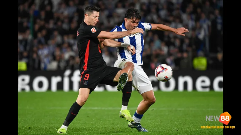 Cầu thủ Barca vượt qua hậu vệ Real Sociedad với tốc độ và sự linh hoạt