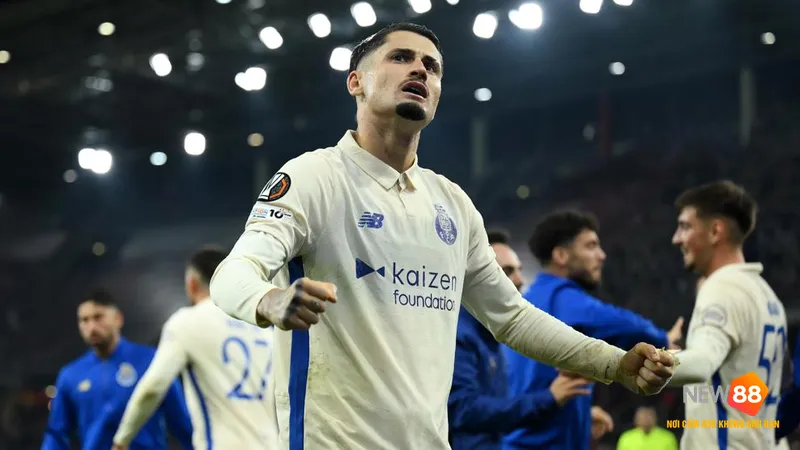 Cầu thủ Lyon vượt qua hậu vệ Salzburg với tốc độ và kỹ thuật cá nhân xuất sắc.