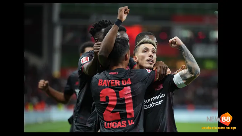 Cầu thủ của Bayer Leverkusen đi bóng qua hậu vệ của PSV trong trận đấu