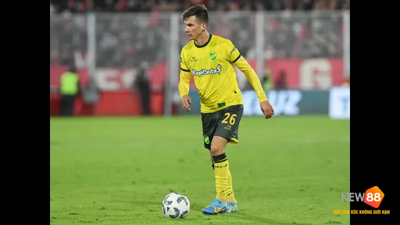 Cầu thủ Tigre tung cú sút mạnh vào khung thành của Defensa y Justicia